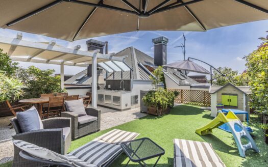 ELEGANTE ATTICO SU DUE LIVELLI CON TERRAZZO E BALCONI