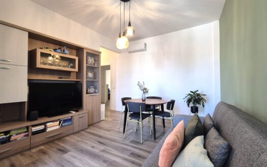 TRILOCALE RISTRUTTURATO CON DUE BALCONI E POSTO AUTO COPERTO