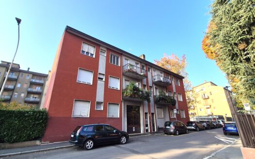 AMPIO TRILOCALE CON CANTINA E BOX AUTO  via Antonio Cantore 12, Piscina, Legnano