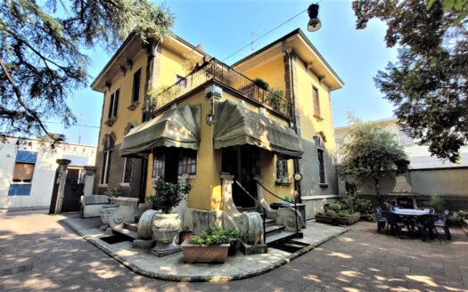 VILLA SINGOLA IN STILE LIBERTY CON 600 MQ DI GIARDINO  LEGNANO – VIA RESEGONE ANG. VIA CARLO PORTA