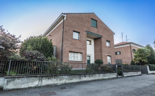 RESCALDINA – MERAVIGLIOSA VILLA SINGOLA CON GIARDINO