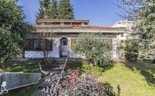 Prestigiosa villa su unico livello e ampio giardino  Legnano, Zona oltre stazione