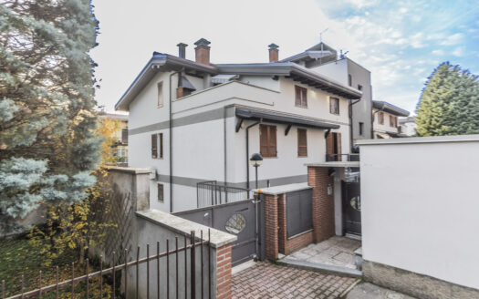 LUMINOSO ATTICO SU DUE LIVELLI CON CANTINA E BOX AUTO  SAN VITTORE OLONA – VIA GUANELLA N. 4