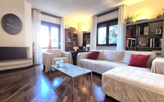 AMPIO 5 LOCALI SU DUE LIVELLI CON BOX DOPPIO  LEGNARELLO – VIA CANOVA N. 1