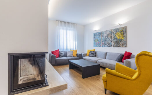 LEGNARELLO ATTICO COMPLETAMENTE RISTRUTTURATO A NUOVO Via Cesare Correnti n.14