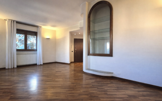 AMPIO 5 LOCALI SU DUE LIVELLI CON BOX DOPPIO  LEGNARELLO – VIA CANOVA N. 1