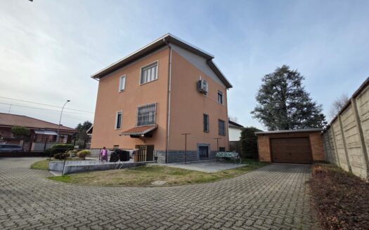 APPARTAMENTO IN VILLA BIFAMIGLIARE CON GIARDINO