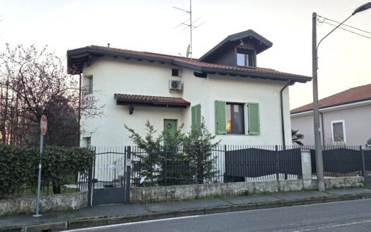 VILLA SINGOLA SU 4 LATI IN CLASSE A  SAN GIORGIO SU LEGNANO- CONFINE CON LEGNANO