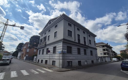 ELENGANTE ATTICO DI 138 MQ CON TERRAZZO E BOX DOPPIO  LEGNARELLO – VIA VERGA N. 47