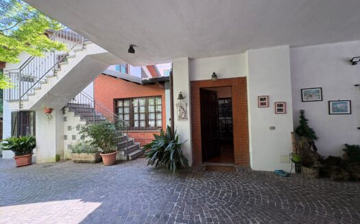 Villa indipendente sviluppata su un lotto di terreno totale di 678 mq, con ampio giardino privato