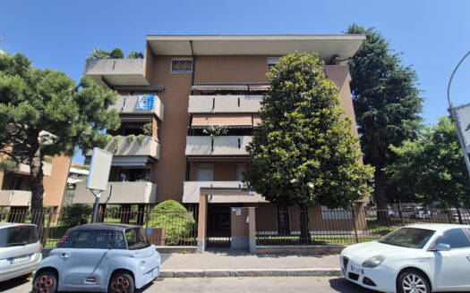 ELEGANTE TRILOCLE CON 3 BALCONI E BOX AUTO  LEGNANO – VIA SANTA CATERINA 11