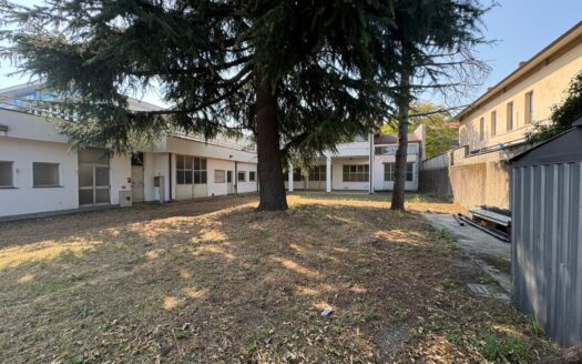 LEGNANO – CAPANNONE CON CORTILE PRIVATO E TERRAZZO