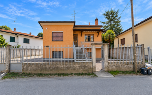 Villa da ristrutturare con 300 mq di area esterna  Canegrate – Villa singola con 300 mq di giardino: indipendenza, spazio e infinite possibilità