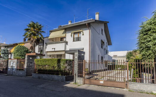 LEGNANO VILLA DI TESTA CON AMPIA AREA ESTERNA  Villa di ampia metratura con area esterna privata